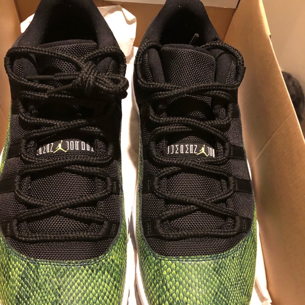 Jordan 11 low NightShades